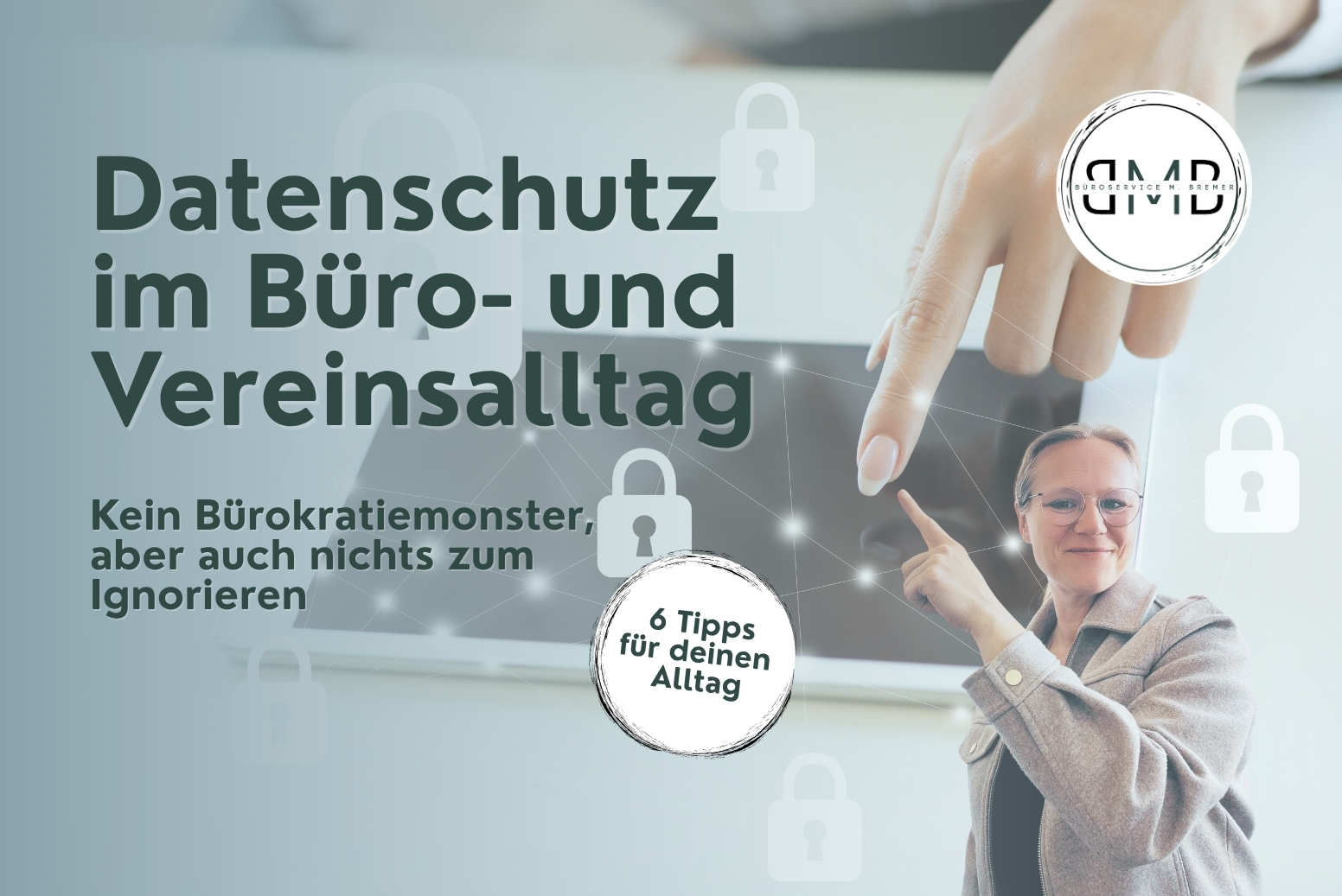 Melanie Bremer vom Büroservice M. Bremer zeigt auf den Titel „Datenschutz im Büro- und Vereinsalltag" vor digitalem Hintergrund mit Schloss-Symbolen