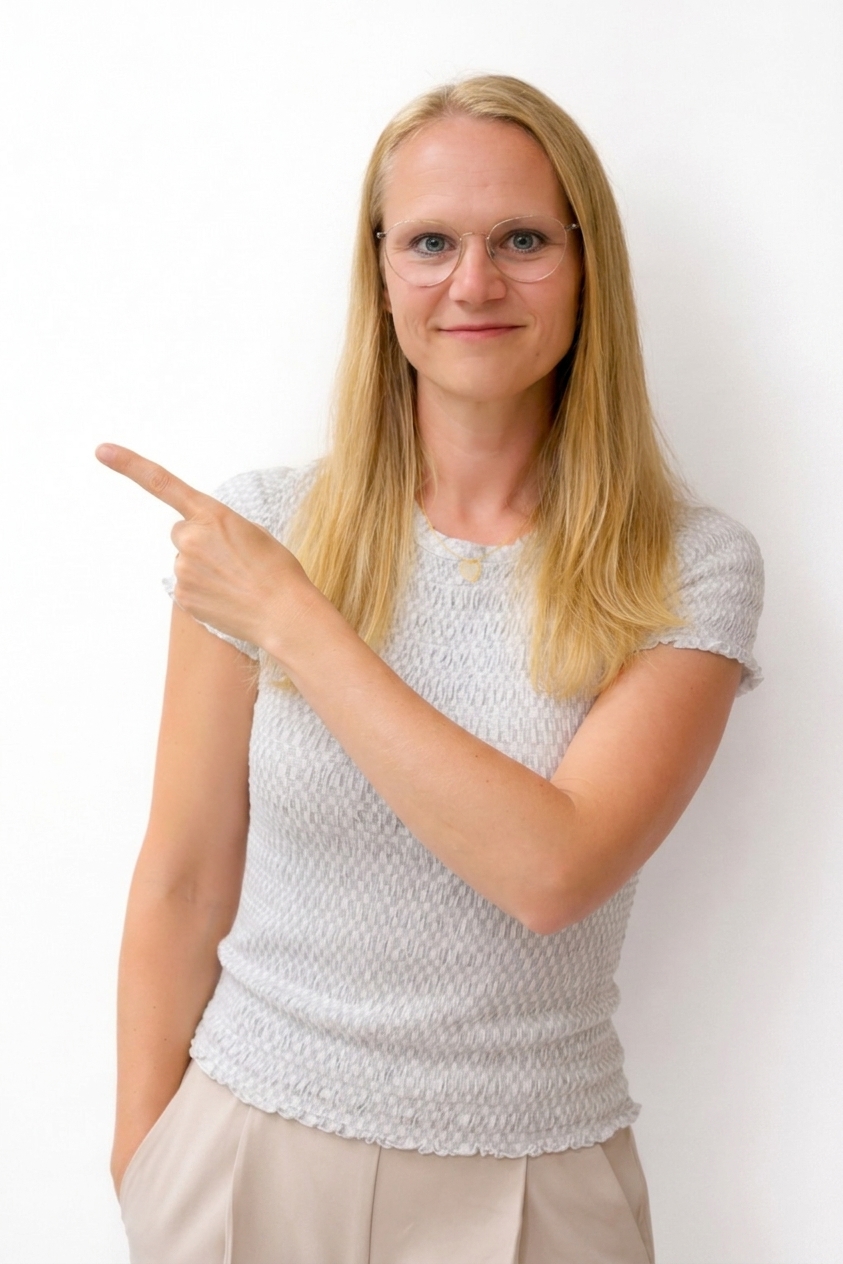 Melanie Bremer zeigt auf den Text, Backoffice für Maklerbüros