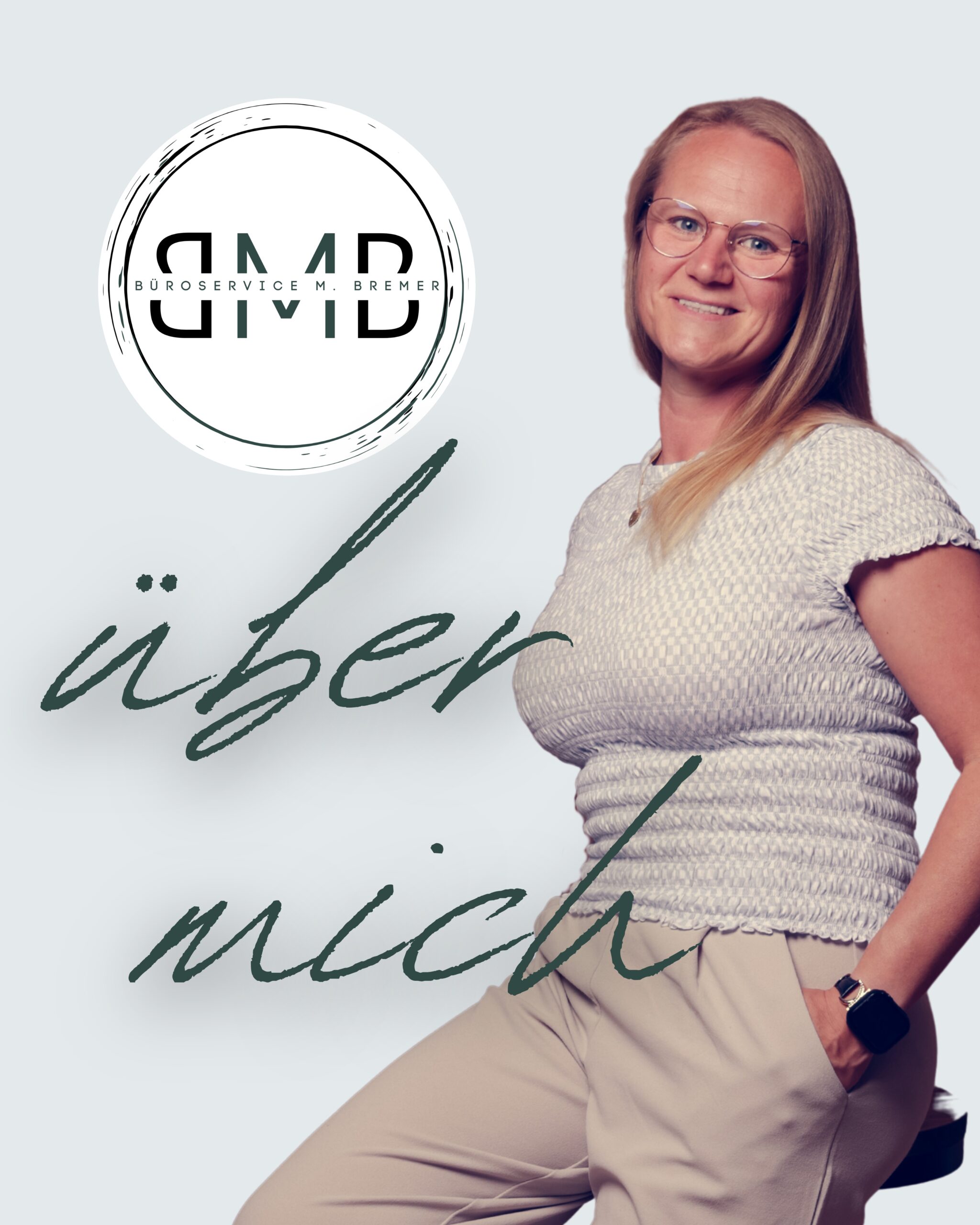 Melanie Bremer sitzend auf einem Hocker