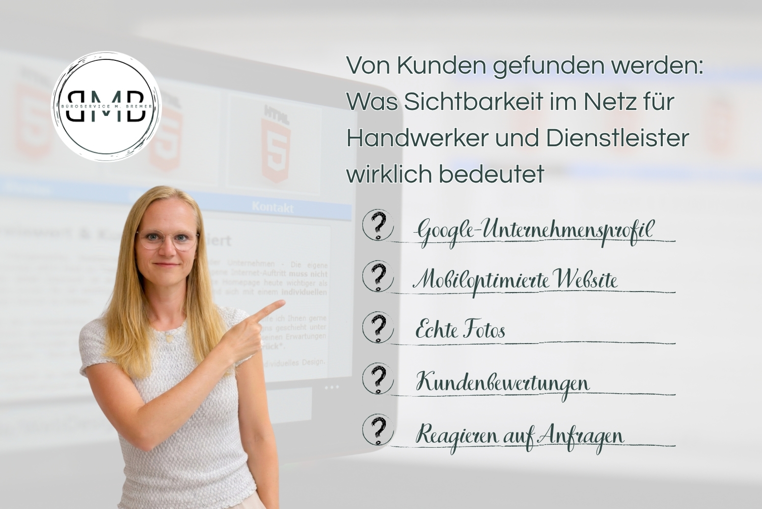 Eine lächelnde Frau mit Brille zeigt auf eine Checkliste für Online-Sichtbarkeit. Oben links ist das Logo von Büroservice Bremer. Der Text lautet: 'Von Kunden gefunden werden: Was Sichtbarkeit im Netz für Handwerker und Dienstleister wirklich bedeutet'. Die Checkliste enthält: Google-Unternehmensprofil, Mobiloptimierte Website, Echte Fotos, Kundenbewertungen, Reagieren auf Anfragen.