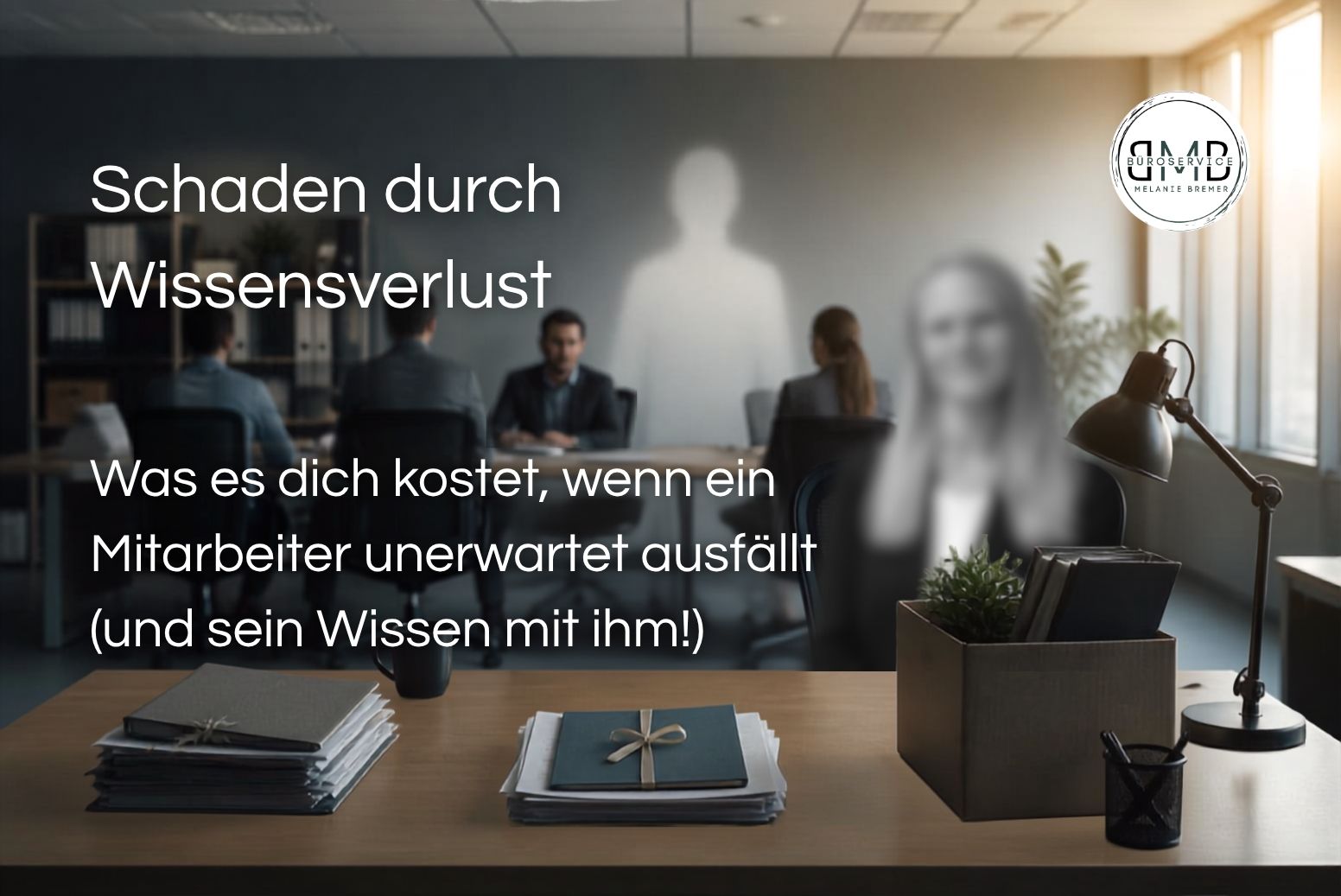 Leerer Schreibtisch mit Aktenstapeln, Umzugskarton und Schreibtischlampe in einem Büro, im Hintergrund eine verschwommen dargestellte Person. Bildtext: Schaden durch Wissensverlust – was es dich kostet, wenn ein Mitarbeiter unerwartet ausfällt und sein Wissen mit ihm.